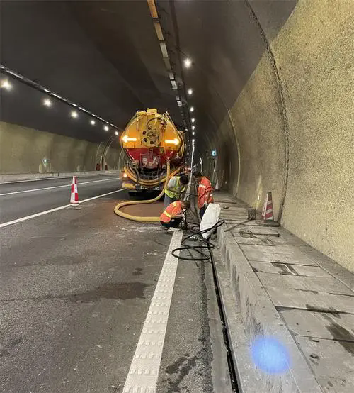 洛浦隧道排水渠清淤